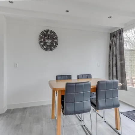 Modern, Cosy Family Near بيت للعطل