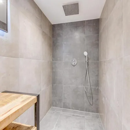 Modern, Cosy Family Near بيت للعطل